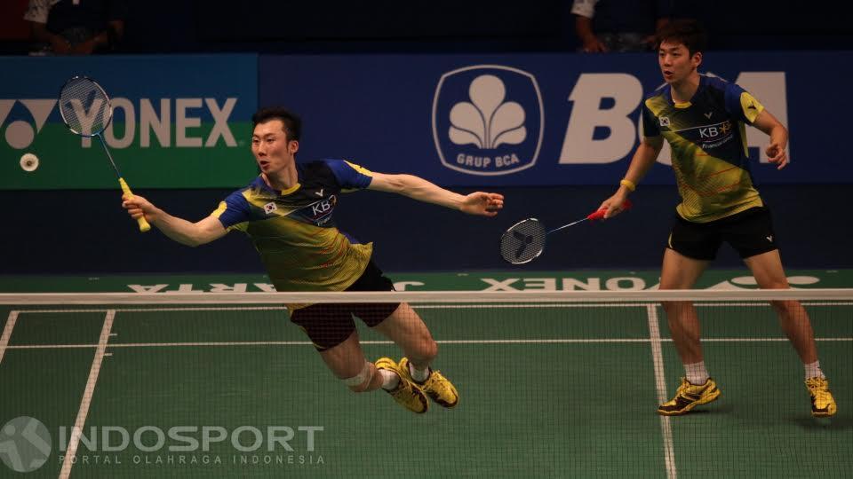 Ganda putra Korea Lee Yong Dae/Yoo Yeon Seong mengembalikan shuttlecock ke arah ganda Denmark Kim Astrup/Anders Skaarup Rasmussen.